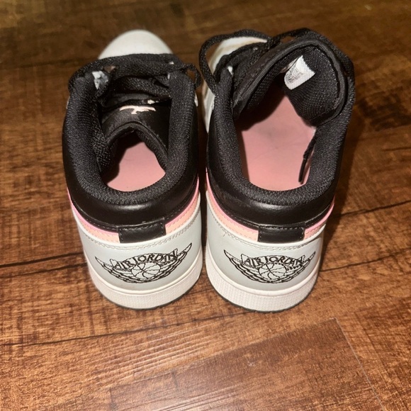 Air Jordan low 1s shoes - Picture 3 of 3